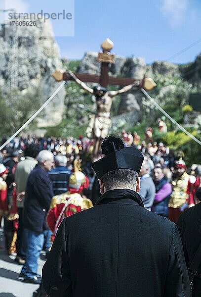 Der Pfarrer während der Prozessionen in der Karwoche im Bergdorf San Fratello  Provinz Messina  Sizilien  Italien  Europa