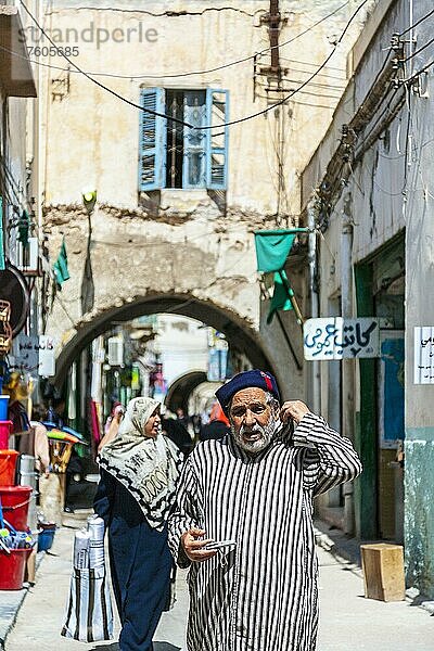 Ein älterer Mann in traditioneller Kleidung geht durch die Straßen der Altstadt von Tripolis  Tripolitanien  Libyen  Afrika