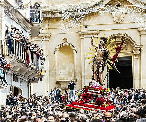 Die berühmte Oumu-Vivu-Prozession am Ostersonntag in Scicli  oder der auferstandene Christus von Scicli  Sizilien  Italien  Europa