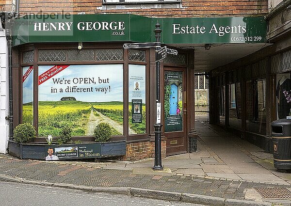 Anders öffnen  Henry George Immobilienmakler  Marlborough  Wiltshire  England  UK März 2021