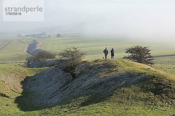 Spaziergänger auf dem Erdwall Wansdyke  Bishops Cannings  North Wessex Downs AONB  Wiltshire  England  UK