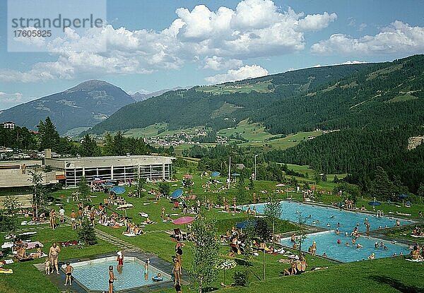 Beheiztes Freibad mit dem Patscherkofel  Fulpmes  Stubeital  Tirol  Österreich  Historische Fotografie von 1972  Europa