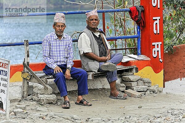 Zwei alte Nepalesen sitzen auf Bank am Phewa-See  Pokhara  Nepal  Asien