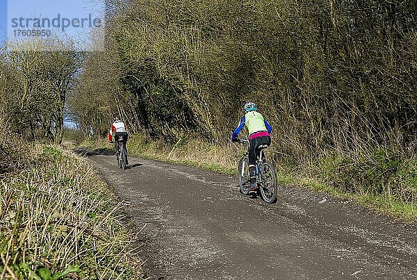 Zwei Radfahrer auf einem Radweg  Cherhill  Wiltshire  England  UK