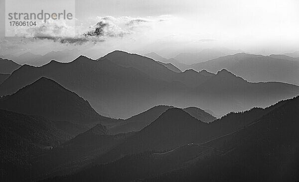 Schwarz-weiß  Bergsilhouetten  Hügellandschaft  Berge und Landschaft  Bayrische Voralpenlandschaft  Benediktbeuern  Bayern  Deutschland  Europa