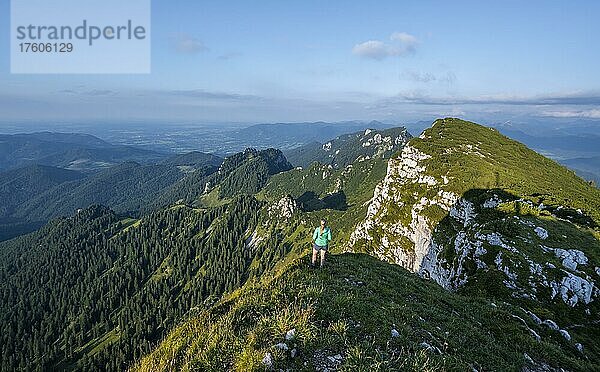 Wanderer  Wanderung zur Benediktenwand  Berge und Landschaft  Bayrische Voralpenlandschaft  Benediktbeuern  Bayern  Deutschland  Europa