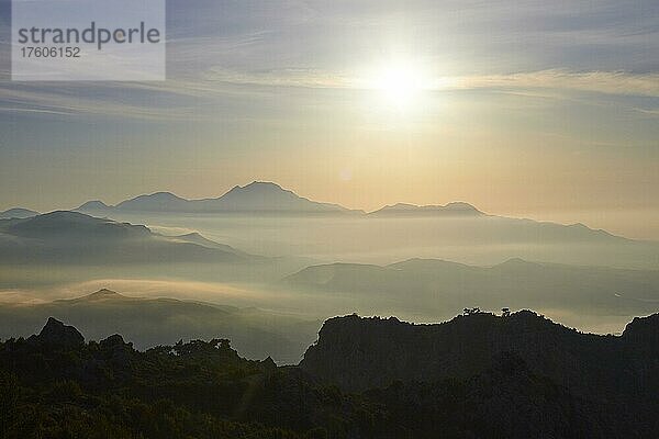 Frühling auf Kreta  Morgenlicht  Gegenlicht  Nebelschwaden  Dikte Massiv  zwischen Pachia Amos und Ierapetra  Ostkreta  Insel Kreta  Griechenland  Europa