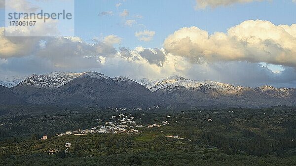 Frühling auf Kreta  Morgenlicht  Weiße Berge  Lefka Ori  schneebedeckte Berge  Dorf Paidochori  Olivenhaine  Blauer Himmel  Haufenwolken  Westkreta  Insel Kreta  Griechenland  Europa