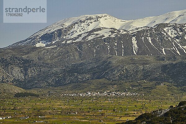 Frühling auf Kreta  Hochebene  fruchtbare Ebene  Felder  Dorf Psichro  gewaltige schneebedeckte Berge  Dikte Massiv  Lassithi  Ostkreta  Insel Kreta  Griechenland  Europa