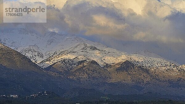 Frühling auf Kreta  Weiße Berge  Lefka Ori  schneebedeckte Berghänge  Morgenlicht  Bäume  Schnee  Haufenwolken  Lefka Ori  Westkreta  Insel Kreta  Griechenland  Europa