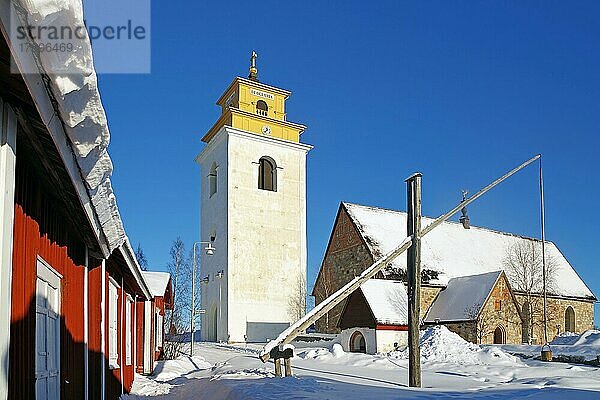 Alte Kirche  Brunnen  Winter  Weltkulturerbe Gammelstad  Altstadt  Lulea  Norbottons Län  Lappland  Schweden  Europa