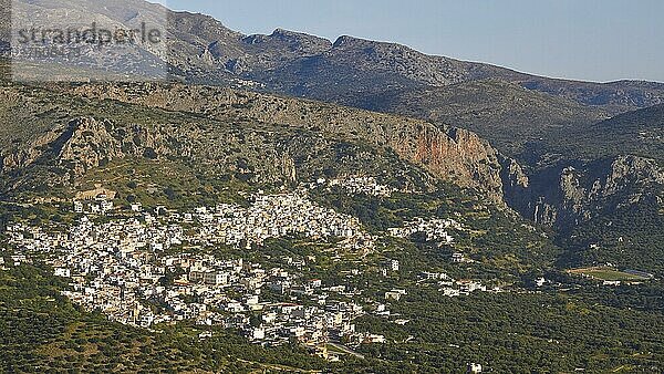 Frühling auf Kreta  Bergdorf Kritsa  Schlucht  Berge  Dorf am Hang  hellblauer Himmel  Ostkreta  Insel Kreta  Griechenland  Europa