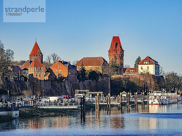 Hafen an der Tanger  ein Nebenarm der Elbe  Gefängnisturm (l.)  Kapitelturm auf dem Burggelände  Schlosshotel Tangermünde  Tangermünde  Sachsen-Anhalt  Deutschland  Europa