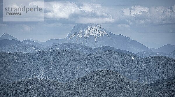 Guffert  dramatische Wolken  Berge und Landschaft  Bayrische Voralpenlandschaft  Benediktbeuern  Bayern  Deutschland  Europa