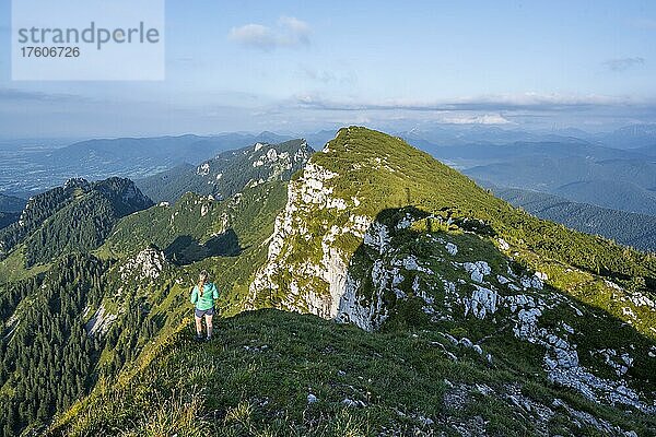 Wanderer  Wanderung zur Benediktenwand  Berge und Landschaft  Bayrische Voralpenlandschaft  Benediktbeuern  Bayern  Deutschland  Europa