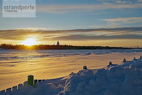 Sonnenaufgang über dem zugefrorenem Torneälv  unberührter Schnee  Winter  Haparanda  Tornio  Lappland  Schweden  Finnland  Europa