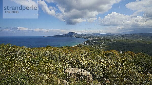Frühling auf Kreta  Panorama Blick hinab auf die Drapanon Halbinsel  grün-gelb bewachsener Hang  Himmel blau und dramatisch mit weißen Wolken  Aptera  Westkreta  Insel Kreta  Griechenland  Europa