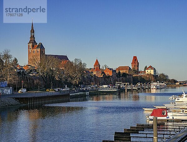 Hafen an der Tanger  ein Nebenarm der Elbe  St. Stephanskirche  Burganlage  Tangermünde  Sachsen-Anhalt  Deutschland  Europa