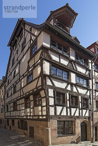 Historischer Fachwerkbau eines ehemaligen Handwerkerhauses gebaut 1448  Altststadt  Nürnberg  Mittelfranken  Bayern  Deutschland  Europa