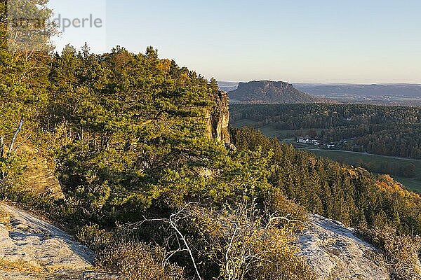 Felsen und herbstlicher Mischwald auf dem Pfaffenstein  Ausblick auf Pfaffendorf und Tafelberg Lilienstein  Sächsische Schweiz  Sachsen  Deutschland  Europa