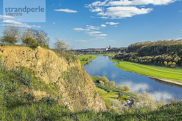 Elbtalhänge mit altem Steinbruch  Ausblick ins Elbtal mit Elbe und Albrechtsburg Meißen  Sachsen  Deutschland  Europa