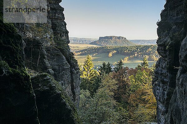 Schmaler Ausblick zwischen den Felsen zum Tafelberg Lilienstein  auf dem Pfaffenstein  Nationalpark Sächsische Schweiz  Sachsen  Deutschland  Europa