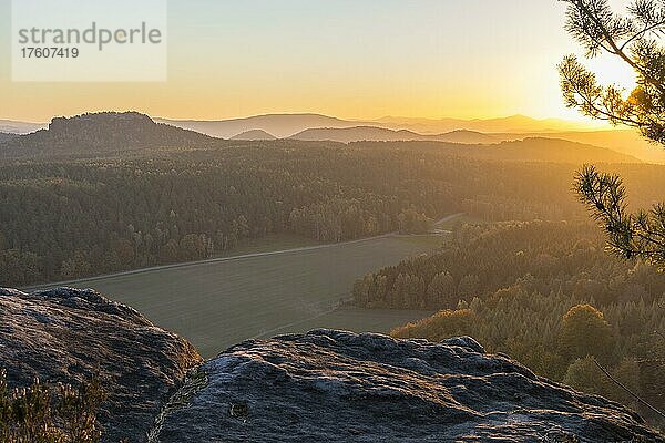 Felsen und Aussichtspunkt auf dem Pfaffenstein mit Blick zum Tafelberg Gohrisch bei Sonnenaufgang  Nationalpark Sächsische Schweiz  Sachsen  Deutschland  Europa