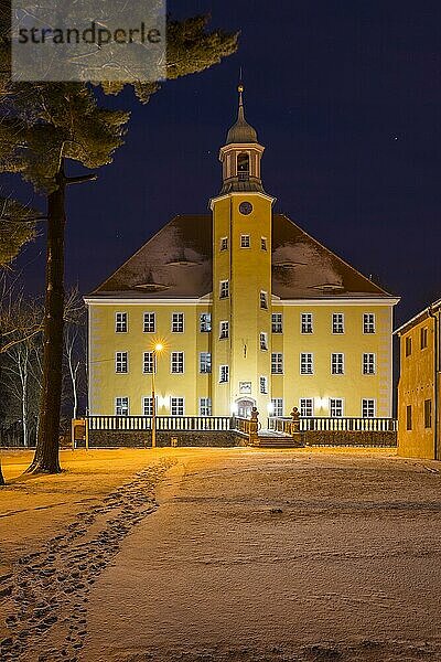 Nachtaufnahme Schloss Langburkersdorf im Schnee  Neustadt in Sachsen  Sachsen  Deutschland  Europa
