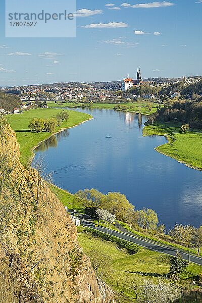 Elbtalhänge mit altem Steinbruch  Ausblick ins Elbtal mit Elbe und Albrechtsburg Meißen  Sachsen  Deutschland  Europa