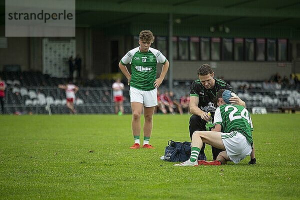 Ein Gaelic Football Spieler verletzt sich während eines Wettkampfs und ruht sich auf dem Rasen aus  während eines Gaelic-Football-Turniers in Sligo  Sligo  Irland  Europa
