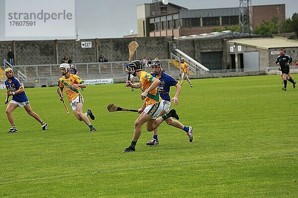 GAA Spieler mit Hurley und Ball während eines Spiels  in dem Lixnaw das County Hurling County Final in Kerry gewinnt  Tralee  Kerry  Irland  Europa