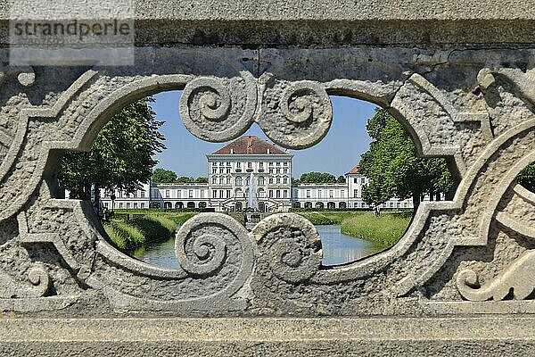 Schloss Nymphenburg durch den Brückenbogen  München  Bayern  Deutschland  Europa