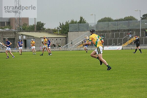 GAA Spieler mit Hurley und Ball während eines Spiels  in dem Lixnaw das County Hurling County Final in Kerry gewinnt  Tralee  Kerry  Irland  Europa