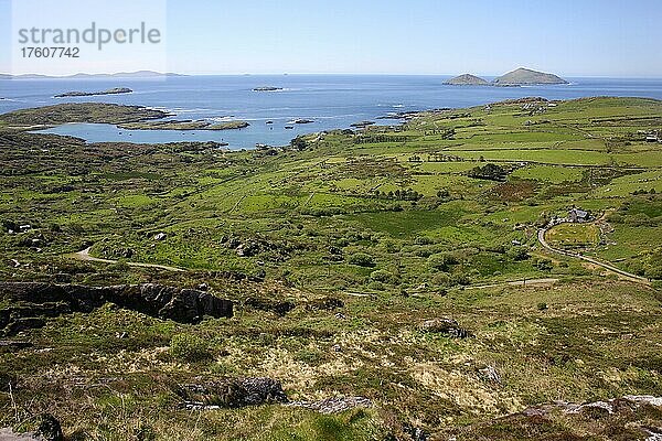 Blick auf den Atlantik mit Inseln in der Nähe von Coominaspic  Grafschaft Kerry