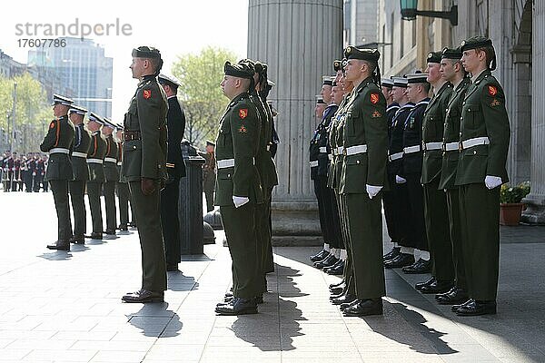 Militärkadetten halten vor dem General Post Office Wache  bevor in Dublin eine Parade zum Gedenken an den Aufstand von 1916 stattfindet. Dublin  Irland  Europa
