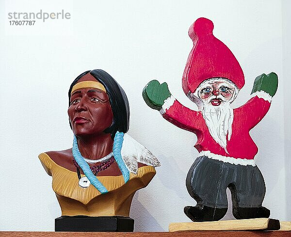 Zwei Figuren  Indianer neben Nikolaus  zum Verkauf auf einem Flohmarkt  Loppis  Värmland  Schweden  Europa
