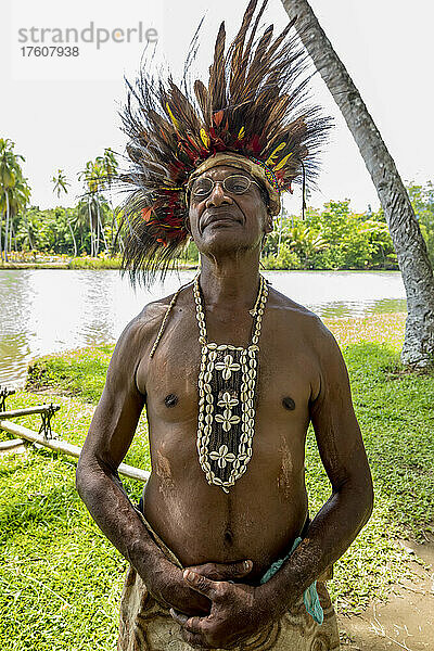 Dorfchef des Dorfes Mou  Morobe Bay  Papua-Neuguinea; Dorf Mou  Provinz Morobe  Papua-Neuguinea