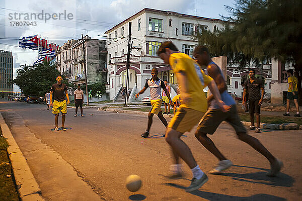 In der Abenddämmerung spielen junge Männer auf einer Straße in Havanna  Kuba  Fußball (Futbol); Havanna  Kuba