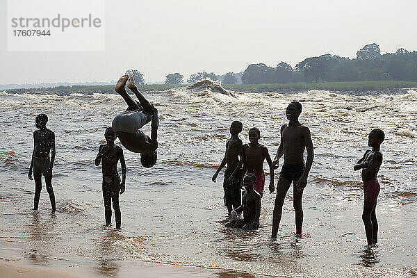 Junge kongolesische Jungen beim Spielen am Zaire-Fluss bei den Kinsuka-Stromschnellen; Kongo-Fluss bei Kinshasa  Demokratische Republik Kongo.