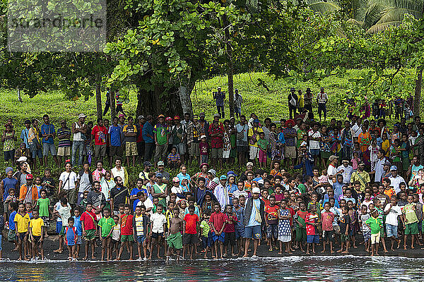 Eine Gruppe von Dorfbewohnern versammelt sich  um Gäste auf der Insel Karkar  Papua-Neuguinea  zu empfangen; Karkar  Provinz Madang  Papua-Neuguinea