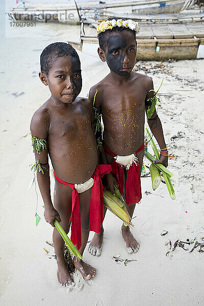 Zwei Jungen auf der Insel Kuiawa auf den Trobriand-Inseln  Papua-Neuguinea; Kuiawa  Trobriand-Inseln  Papua-Neuguinea