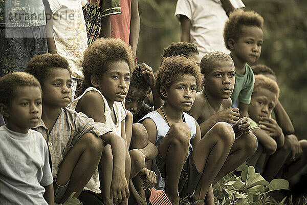 Eine Gruppe von Dorfbewohnern versammelt sich  um Gäste auf der Tuam-Insel der Siassi-Inseln  Papua-Neuguinea  zu empfangen; Tuam-Insel  Siassi-Inseln  Papua-Neuguinea