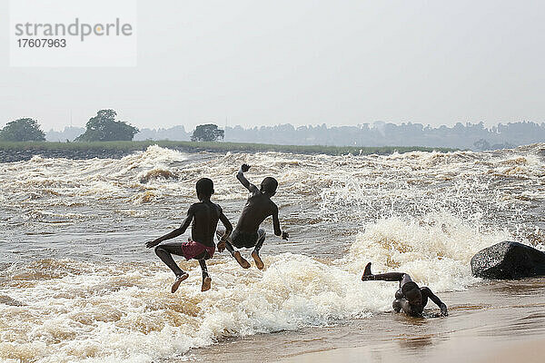 Junge kongolesische Jungen beim Spielen am Zaire-Fluss bei Kinsuka Rapids; Kongo-Fluss Kinshasa  Demokratische Republik Kongo.