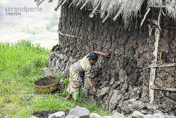 Trocknen von Kuhfladen an der Seite eines Hauses im äthiopischen Hochland; Äthiopien