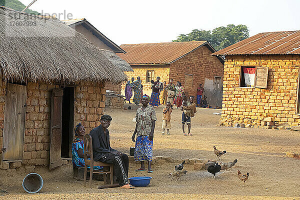 Einheimische des kleinen Dorfes Bulu begrüßen den Fotografen; Bulu  Demokratische Republik Kongo.