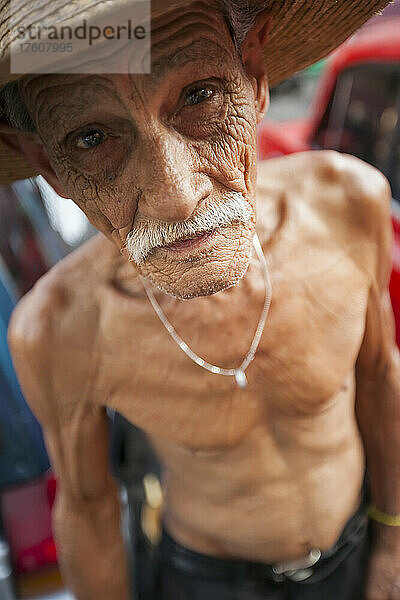 Ein älterer kubanischer Mann posiert für ein Porträt; Havanna  Kuba