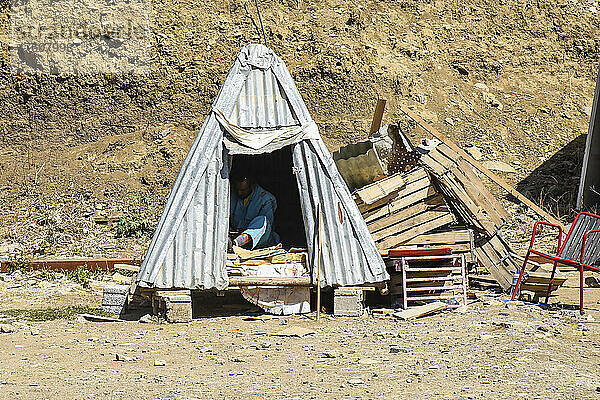Ein in Armut lebender Mann in einer kleinen Wellblechhütte in Äthiopien; Äthiopien