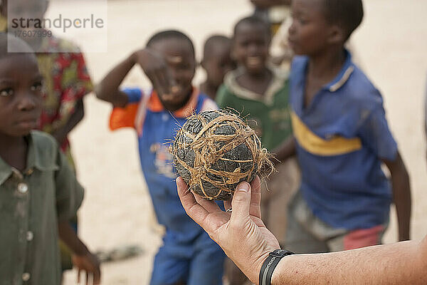 Ein Fußball aus Schnur und Klebeband; Luozi  Zaire River  Demokratische Republik Kongo.