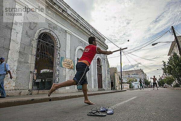 Mehrere junge Männer spielen Baseball in den Straßen von Cienfuegos  Kuba; Cienfuegos  Kuba