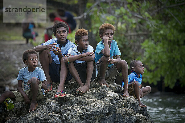 Eine Gruppe von Dorfbewohnern versammelt sich  um Gäste auf der Tuam-Insel der Siassi-Inseln  Papua-Neuguinea  zu empfangen; Tuam-Insel  Siassi-Inseln  Papua-Neuguinea